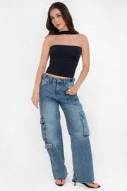 Top tubo de fit ajustado, escote recto y detalle decorativo posterior de choker.
