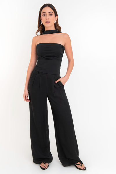 Top tubo de fit ajustado, escote recto, plisados en costados y detalle decorativo posterior de choker.