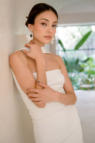 Top tubo de fit ajustado, escote recto, plisados en costados y detalle decorativo posterior de choker.