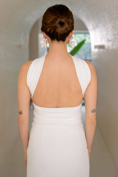 Top tubo de fit ajustado, escote recto, plisados en costados y detalle decorativo posterior de choker.