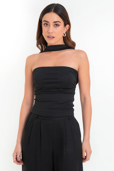 Top tubo de fit ajustado, escote recto, plisados en costados y detalle decorativo posterior de choker.