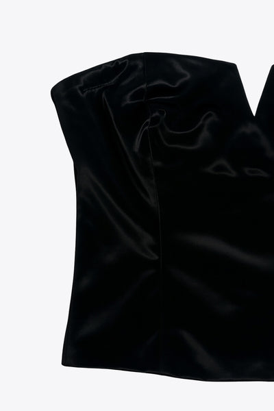 Top tubo corto de fit ajustado, efecto piel, escote corazón con corte decorativos frontales y cierre posterior con cremallera visible en contraste.