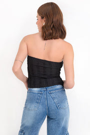 Top tubo corto de fit ajustado, escote recto con corte frontal y textura con tejido.