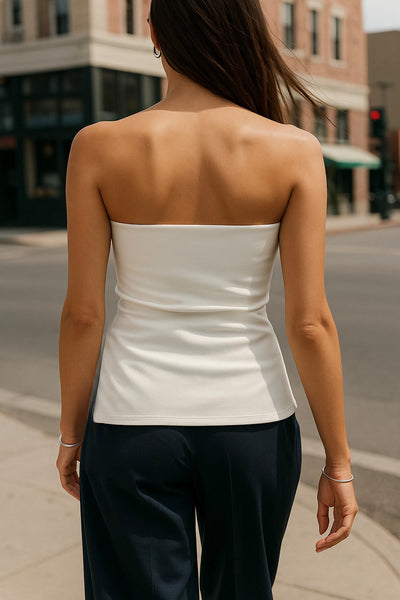 Top tubo de fit recto, strapless, escote recto con doblez decorativo en borde y detalle de abertura lateral en bajo con cremallera decorativa en contraste.