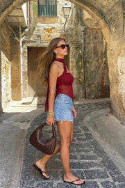 Top tubo de mesh, fit ajustado, escote recto con detalles plisados laterales y bajo diagonal asimétrico con rib rizado en borde. Detalle de choker cruzado.