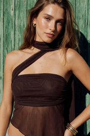 Top tubo de mesh, fit ajustado, escote recto con detalles plisados laterales y bajo diagonal asimétrico con rib rizado en borde. Detalle de choker cruzado.