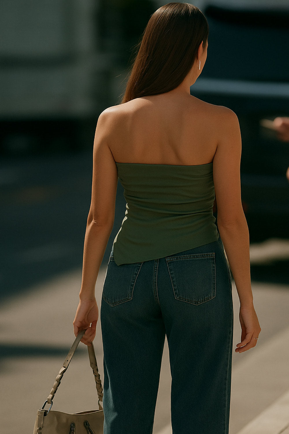 Top tubo de fit ajustado, escote recto con plisados decorativos laterales, bajo asimétrico frontal con rib rizado en borde, abertura y plisados con jareta frontal ajustable.