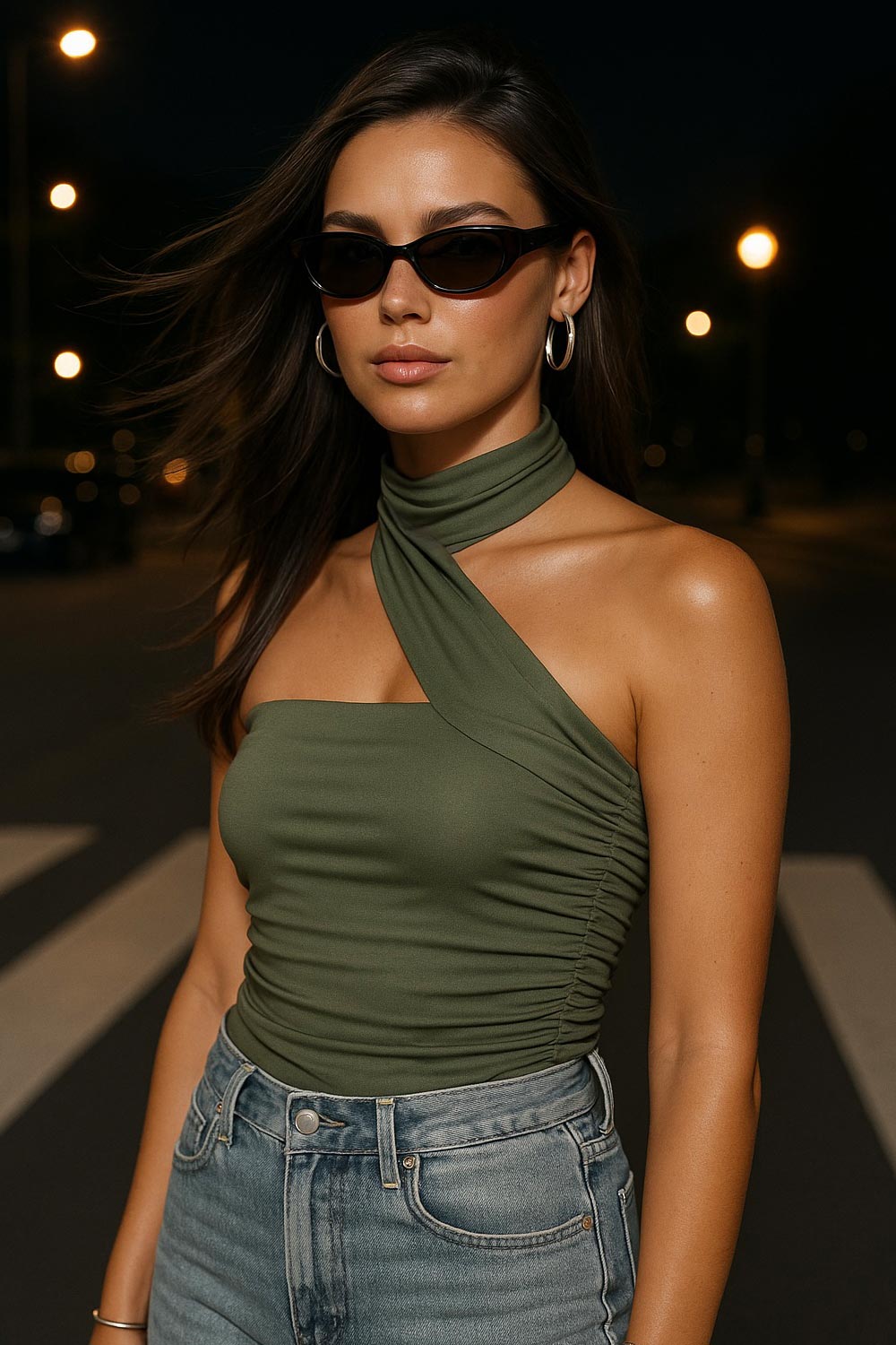 Top tubo de fit ajustado, escote recto, plisados en costados y detalle lateral de choker cruzado.&nbsp;