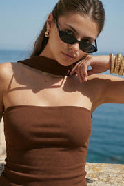 Top tubo canalé de fit ajustado, escote recto y detalle decorativo posterior de choker.
