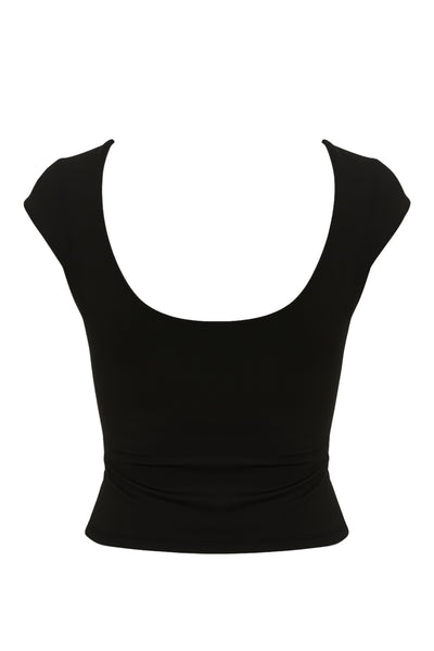 Top de fit ajustado, manga corta seguida, cuello redondo, cut out frontal con detalles plisados y escote en espalda.
