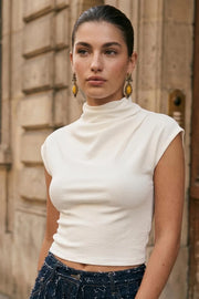 Top de fit ajustado, cuello mock con plisados y manga corta seguida.