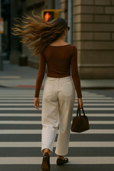 Top básico de escote cuadrado, manga larga y fit ajustado.