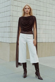 Top de mesh, fit ajustado, sin mangas, cuello barco y detalle decorativo frontal con plisados en hombros y costados.