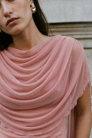 Top de mesh, fit ajustado, sin mangas, cuello barco y detalle decorativo frontal con plisados en hombros y costados.