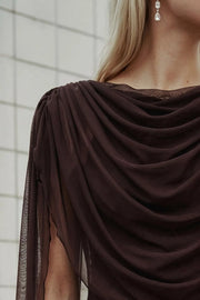 Top de mesh, fit ajustado, sin mangas, cuello barco y detalle decorativo frontal con plisados en hombros y costados.