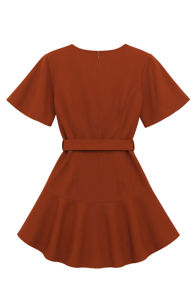 Vestido corto cruzado, de escote v, manga corta con olanes, bajo con capas de olanes, trabillas y cinturón amarrable del mismo tejido. Cierre posterior con cremallera oculta.