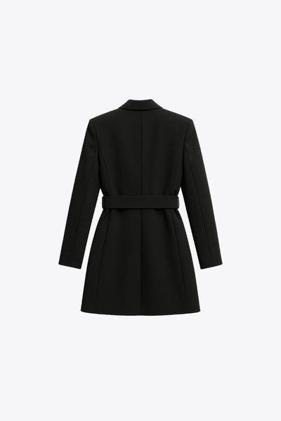 Vestido blazer corto cruzado de corte en a, manga larga, con hombreras y solapa. Cruce frontal con doble botón en contraste, bolsillos delanteros con cartera, trabillas y cinturón amarrable del mismo tejido.