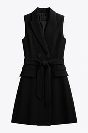 Vestido chaleco con solapa y con doble cruce de botón en contraste. Detalle de bolsillos frontales con cartera, trabillas y cinturón amarrable del mismo tejido.&nbsp;