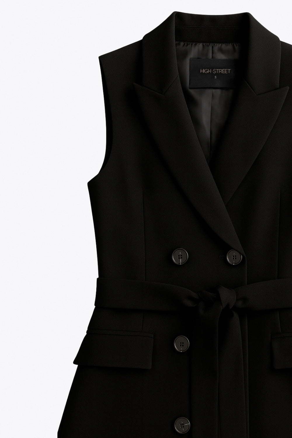 Vestido chaleco con solapa y con doble cruce de botón en contraste. Detalle de bolsillos frontales con cartera, trabillas y cinturón amarrable del mismo tejido.&nbsp;