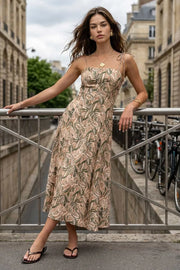 Vestido largo estampado de fit ajustado, corte en a con olanes en bajo, tirantes delgados con nudo amarrable, escote recto y cierre posterior con cremallera oculta.