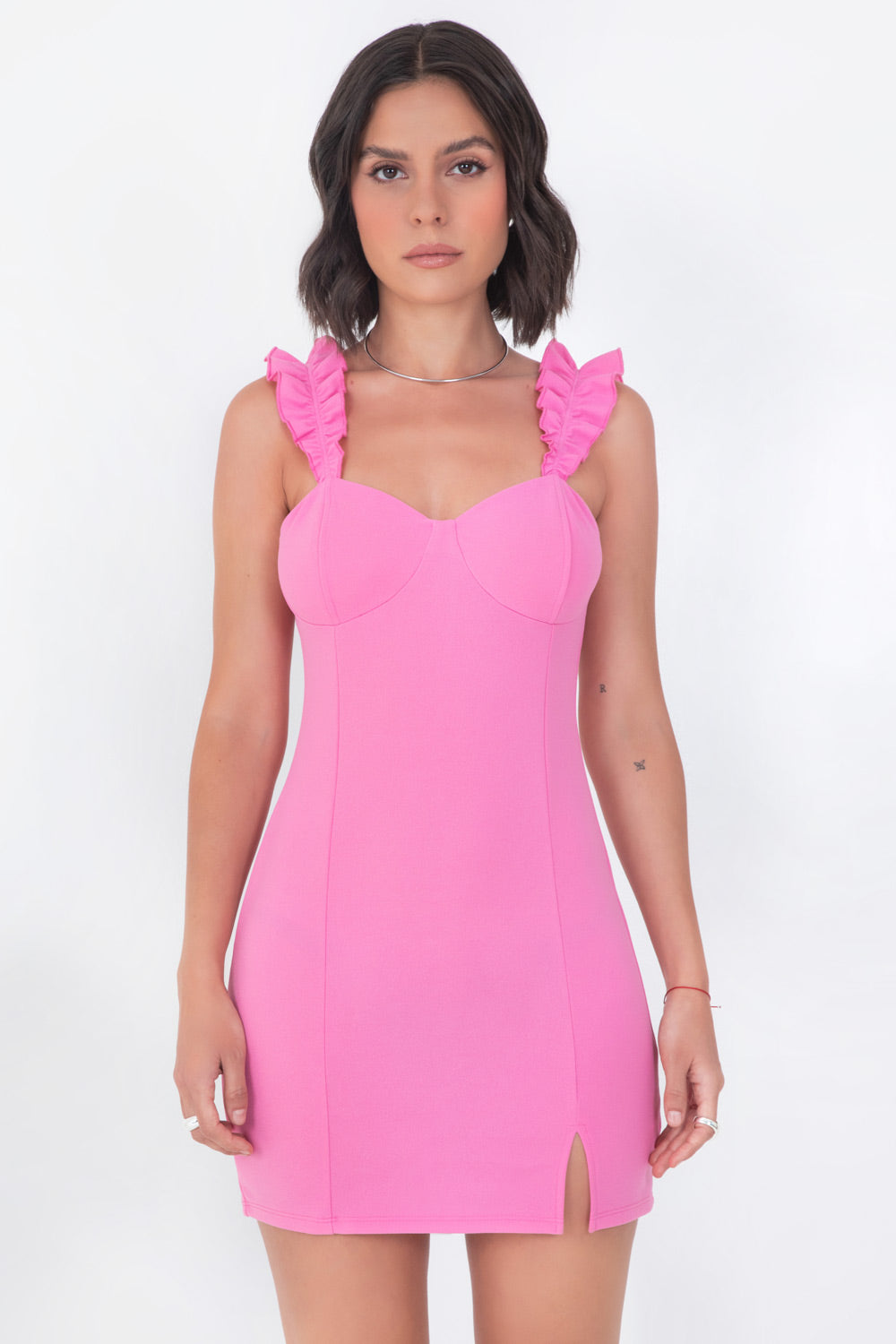 Vestido corto de fit ajustado, tirantes con fruncido y olanes, escote corazón con cortes decorativos y abertura frontal en bajo.