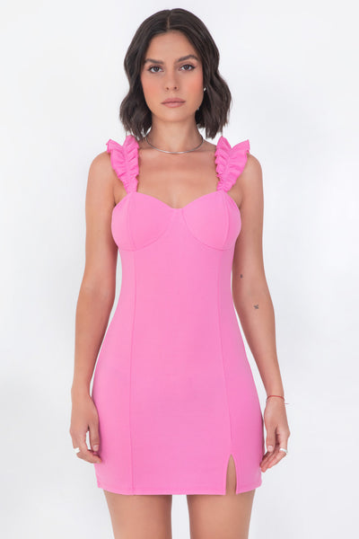 Vestido corto de fit ajustado, tirantes con fruncido y olanes, escote corazón con cortes decorativos y abertura frontal en bajo.