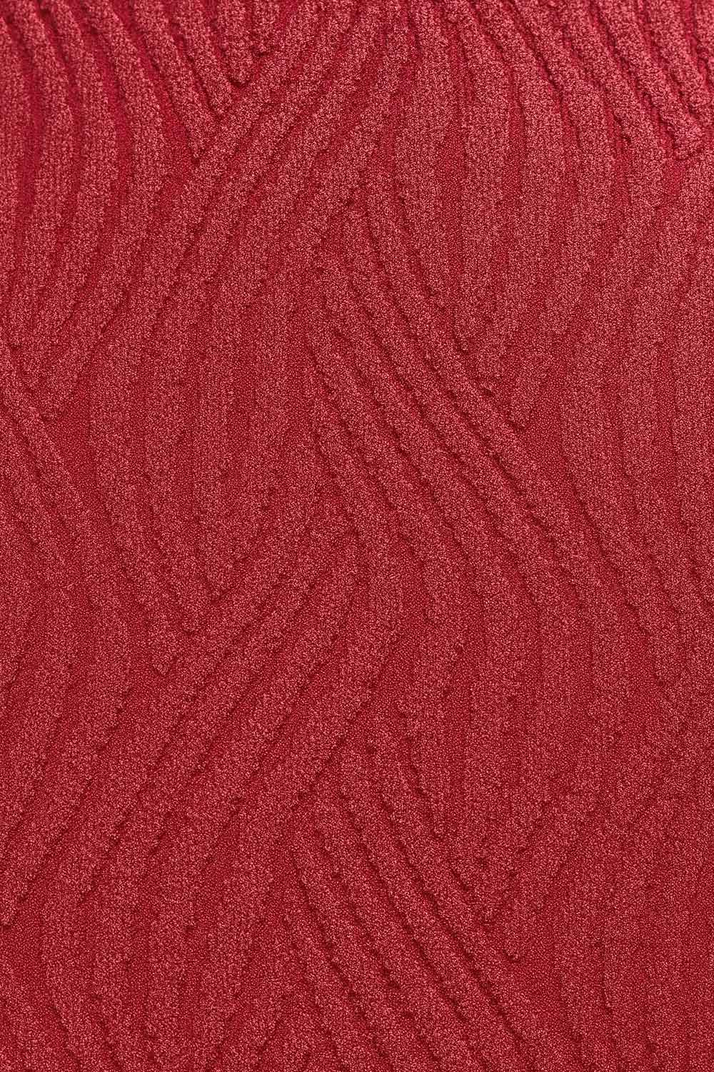 Vestido corto de fit recto, sin mangas, cuello barco y escote en espalda con lazo amarrable posterior. Detalle de textura en tejido.