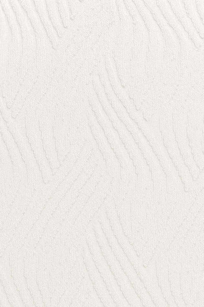 Vestido corto de fit recto, sin mangas, cuello barco y escote en espalda con lazo amarrable posterior. Detalle de textura en tejido.