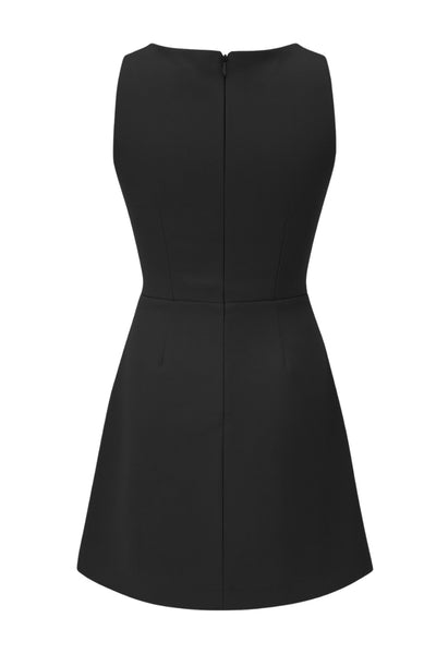 Vestido corto básico de fit ajustado, cuello barco, sin mangas, cortes frontales y cierre posterior con cremallera oculta.