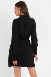 Vestido corto camisero de manga larga abullonada con puño abotonado, cuello camisero, escote v con nudo, trabillas y detalle de drapeado frontal con lazo amarrable en cintura.