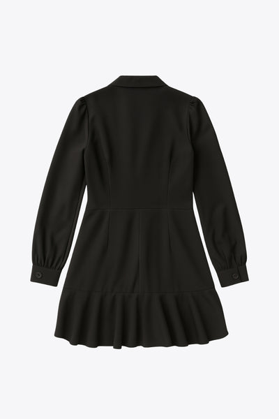 Vestido corto cruzado tipo blazer, fit ajustado, de manga larga abullonada con puño abotonado, solapa, doble cruce de botones y bajo con olanes en borde.