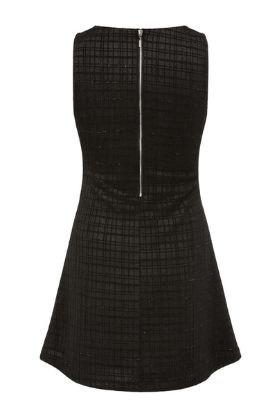 Vestido corto de bouclé, cuello barco, sin mangas, fit ajustado y cierre posterior con cremallera visible en contraste.