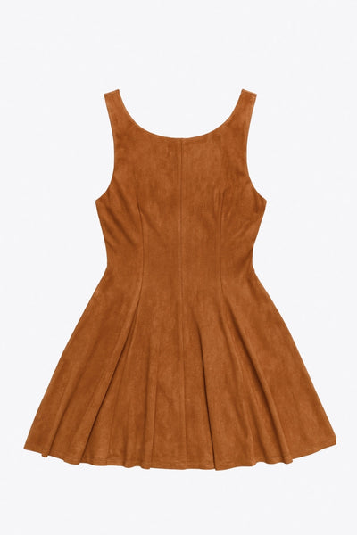 Vestido corto de gamuza, cuello barco, sin mangas, cortes frontales, escote en espalda y corte en a con olanes en bajo. Cierre lateral con cremallera oculta.