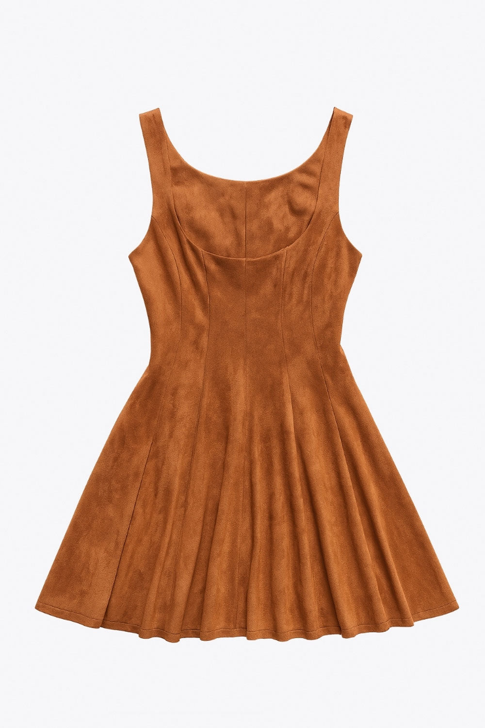 Vestido corto de gamuza, cuello barco, sin mangas, cortes frontales, escote en espalda y corte en a con olanes en bajo. Cierre lateral con cremallera oculta.