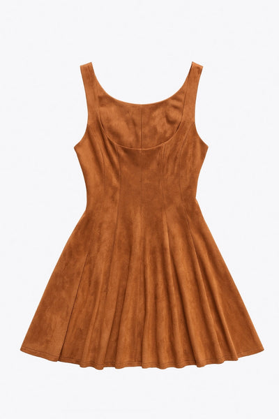 Vestido corto de gamuza, cuello barco, sin mangas, cortes frontales, escote en espalda y corte en a con olanes en bajo. Cierre lateral con cremallera oculta.