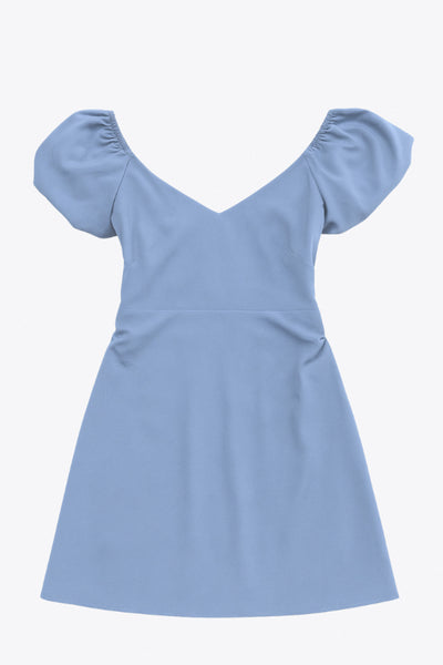 Vestido corto de fit ajustado, manga corta abullonada con rib elástico en bordes, corte en cintura, cut out en espalda con doble elástico plisado y cierre posterior con cremallera oculta.