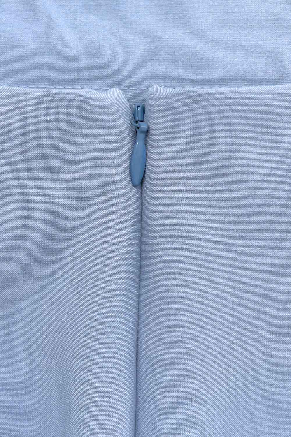Vestido corto de fit ajustado, manga corta abullonada con rib elástico en bordes, corte en cintura, cut out en espalda con doble elástico plisado y cierre posterior con cremallera oculta.