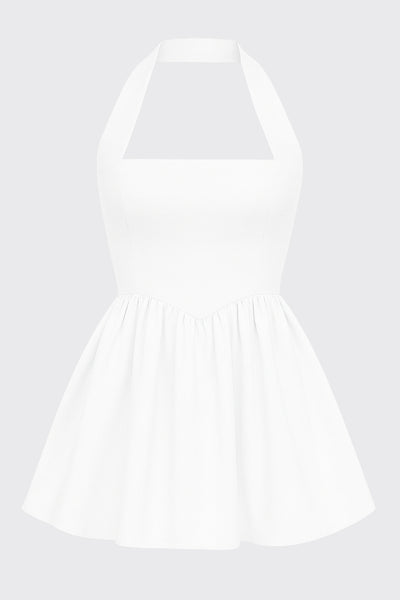 Vestido corto de cuello halter, sin mangas, escote recto, corte en a, corte v en cintura con plisados y fruncido en espalda.