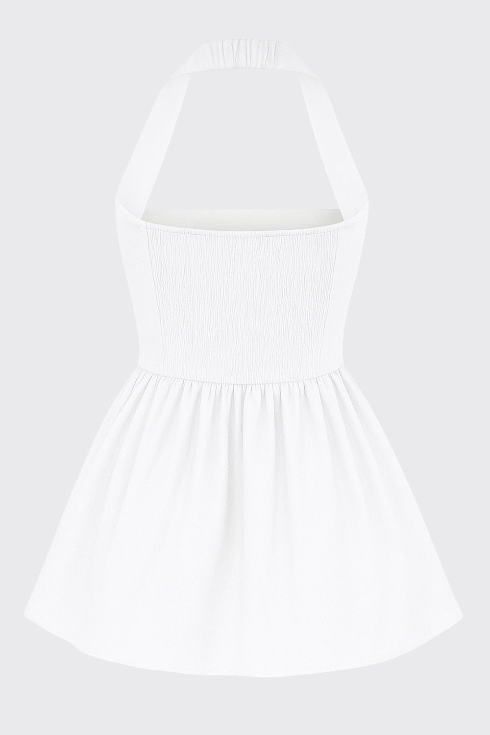Vestido corto de cuello halter, sin mangas, escote recto, corte en a, corte v en cintura con plisados y fruncido en espalda.