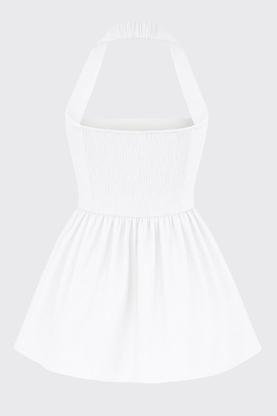 Vestido corto de cuello halter, sin mangas, escote recto, corte en a, corte v en cintura con plisados y fruncido en espalda.