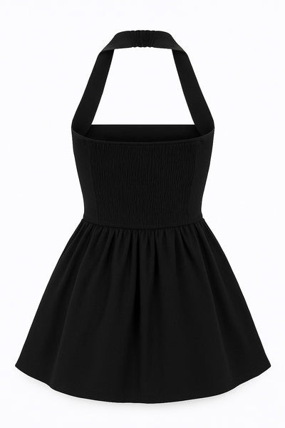 Vestido corto de cuello halter, sin mangas, escote recto, corte en a, corte v en cintura con plisados y fruncido en espalda.