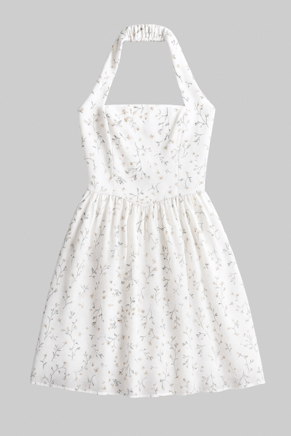 Vestido corto de estampado floral, cuello halter con rib elástico, sin mangas, escote recto, cortes frontales, detalle frontal v en cintura con plisados y fruncido en espalda.