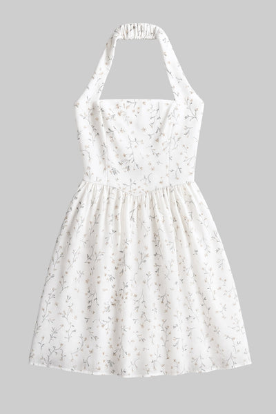 Vestido corto de estampado floral, cuello halter con rib elástico, sin mangas, escote recto, cortes frontales, detalle frontal v en cintura con plisados y fruncido en espalda.