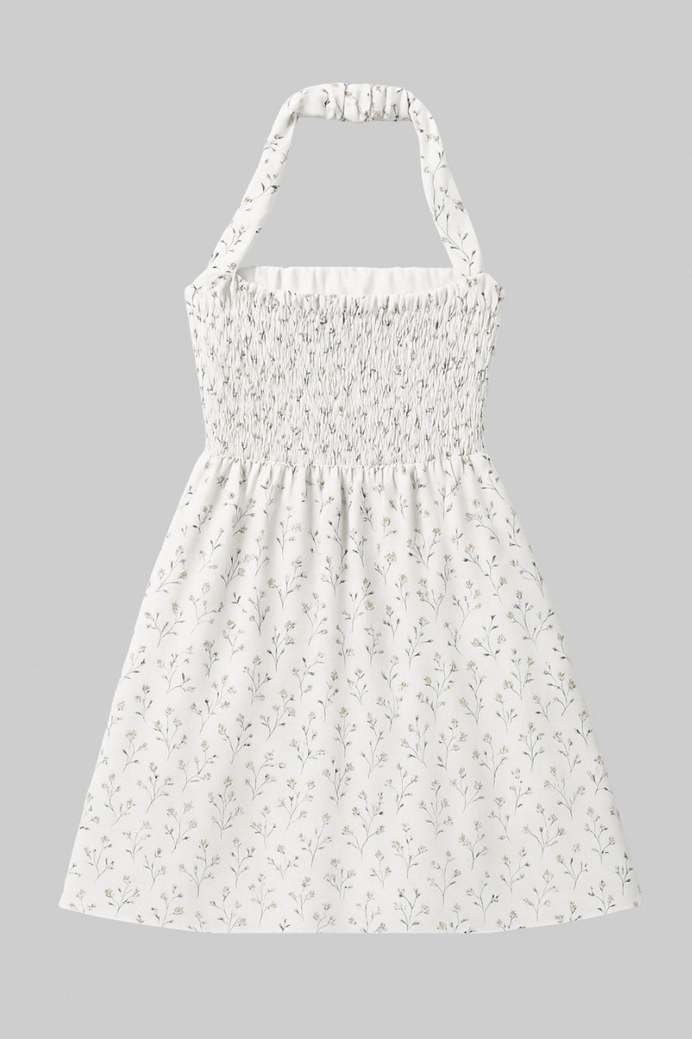 Vestido corto de estampado floral, cuello halter con rib elástico, sin mangas, escote recto, cortes frontales, detalle frontal v en cintura con plisados y fruncido en espalda.