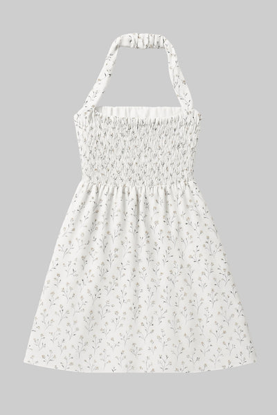 Vestido corto de estampado floral, cuello halter con rib elástico, sin mangas, escote recto, cortes frontales, detalle frontal v en cintura con plisados y fruncido en espalda.