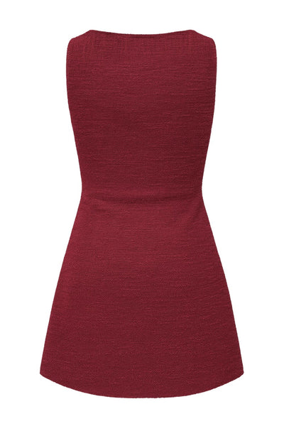 Vestido corto de cuello barco, sin mangas, plisados laterales en cintura, corte en a, rib en bordes y detalle de textura en tejido.