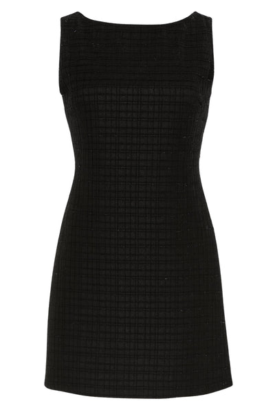 Vestido corto de bouclé, fit recto, sin mangas, cuello barco y escote en espalda con lazo amarrable posterior. Detalle de textura en tejido.