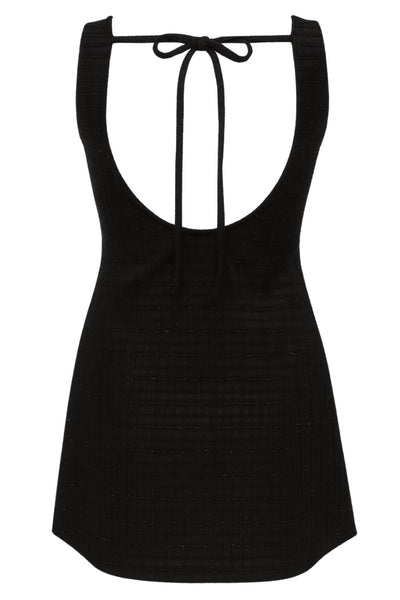 Vestido corto de bouclé, fit recto, sin mangas, cuello barco y escote en espalda con lazo amarrable posterior. Detalle de textura en tejido.