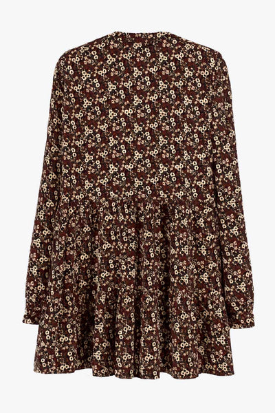 Vestido corto de estampado floral, fit fluido, manga larga con puño abotonado, escote v cruzado y plisado en cintura con olanes en bajo.