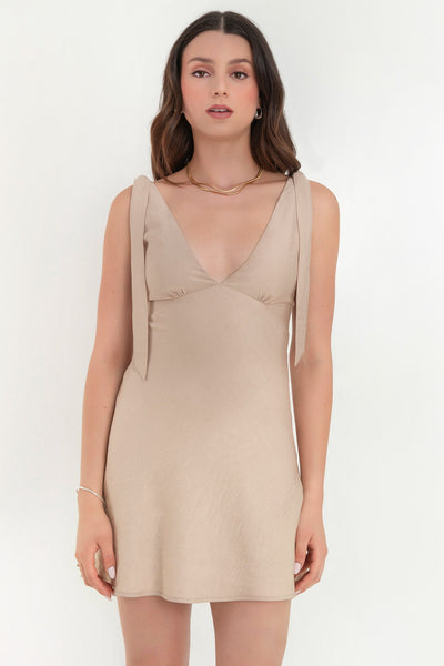 Vestido corto de fit recto, escote v con cortes y plisados decorativos, tirantes con nudo amarrable y cierre posterior con cremallera oculta.